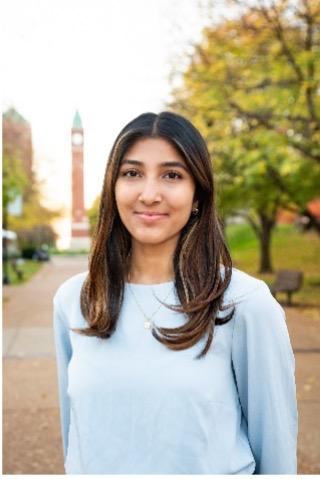 Sudeepti Nareddy站在博彩网址大全钟楼前