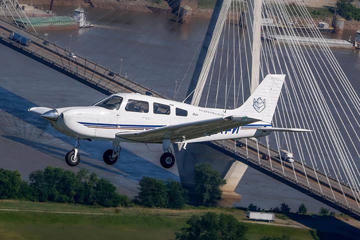 博彩网址大全 plane flying over bridge in downtown St. Louis